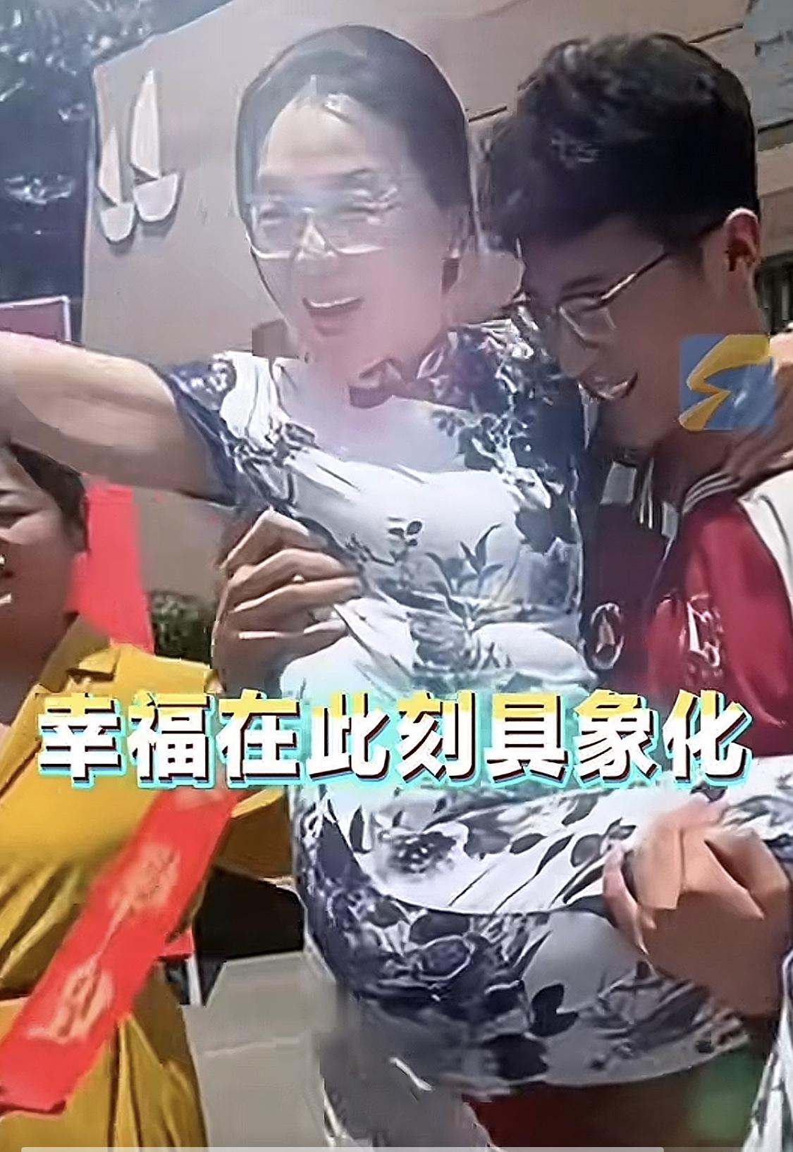 这母子感情是真好，
刚出考场的儿子，
看到妈妈和姐姐，
二话没说，
放下手里的草