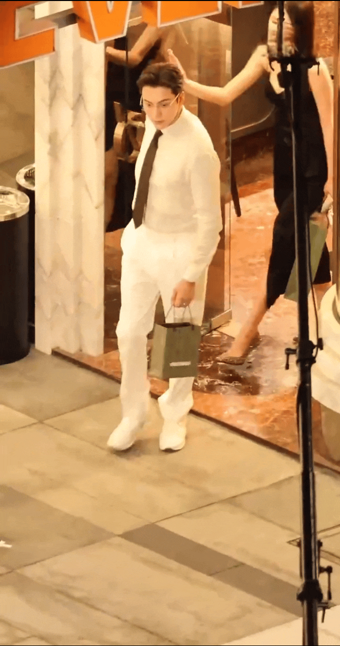 向涵之拍新剧穿高跟鞋进门摔了一跤，好像不是剧情需要，是真摔跤，不过她这身段确实好