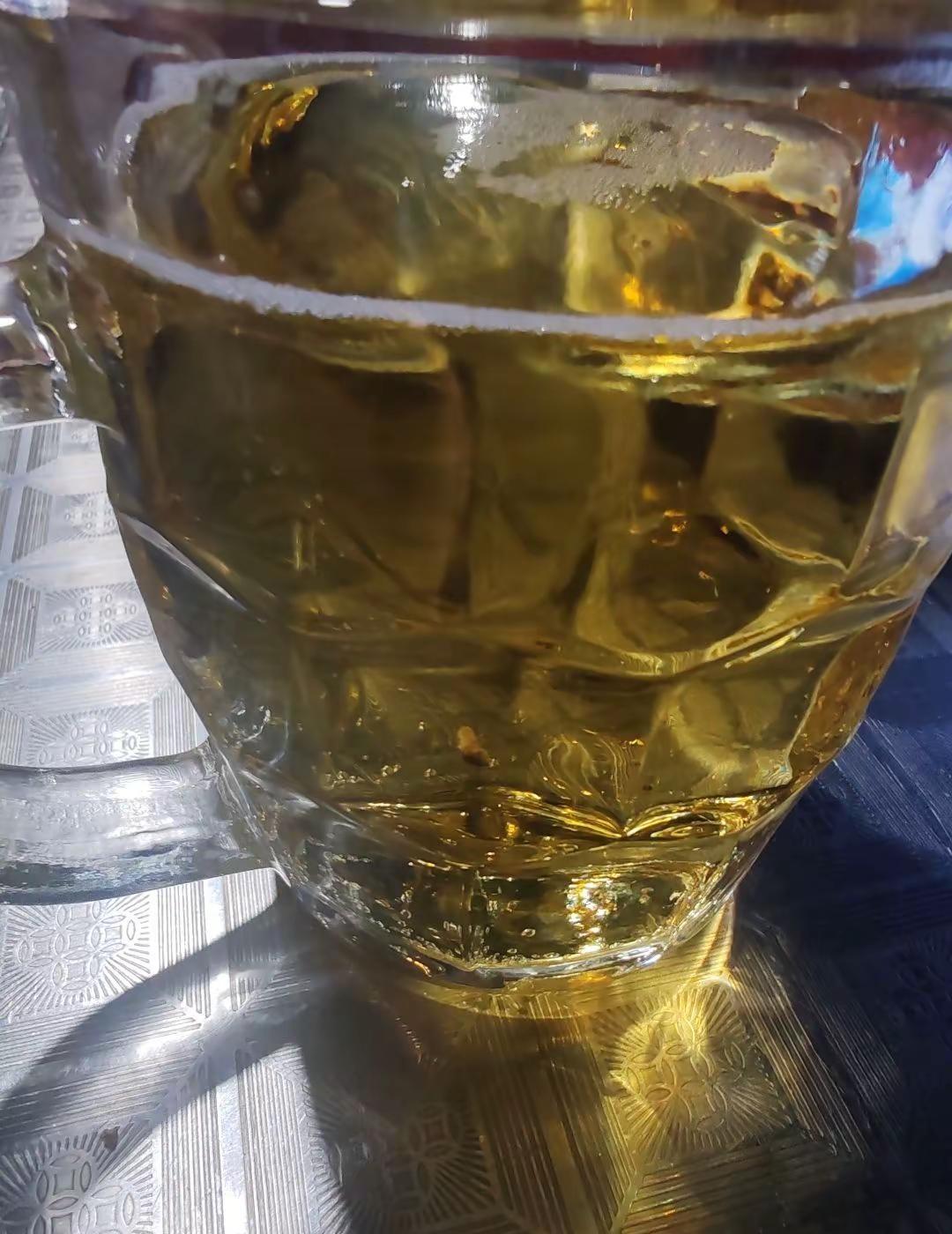 喝到微醺的时候，人就会变得温柔，感性，浪漫，借着七分醉意，敬过往，敬我们，敬余生