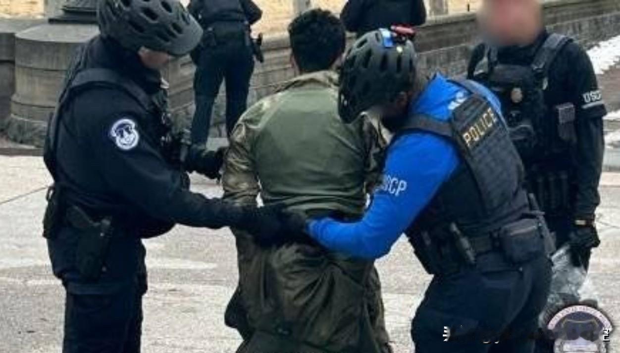 负责美国国会大厦安全的警察局长表示，17日穿戴着战术背心及战术手套、手持上膛的霰