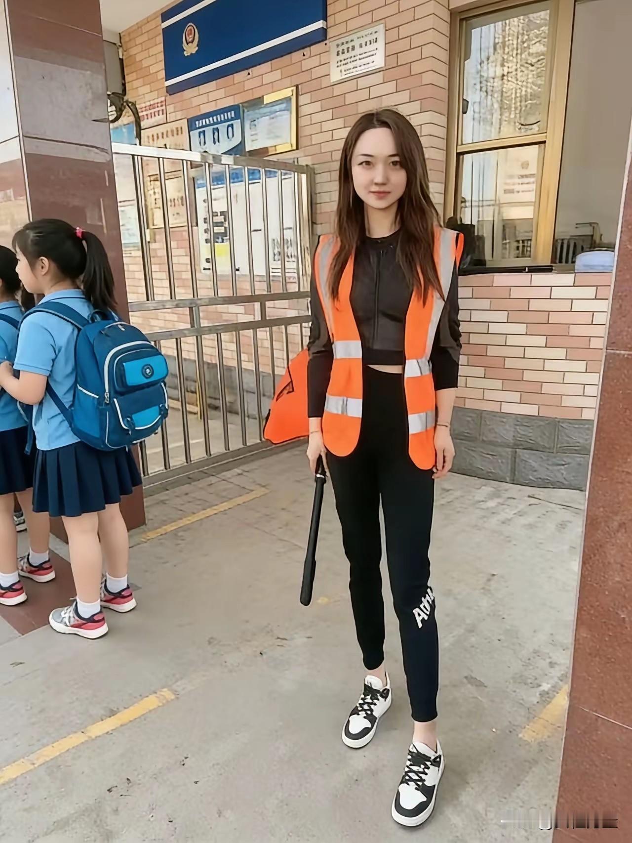 真正遇到什么突发状况，家长助学岗能起到什么作用？他们真的能当学校门口的“守护神”