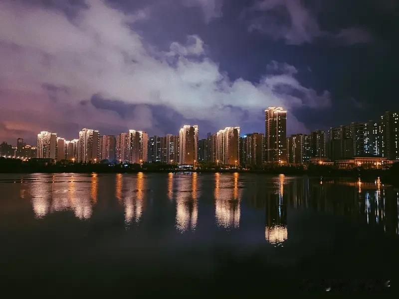 人生唯一的竞赛就是
比谁先找到自己。
​你的潜意识指引着你的人生，而你称其为命运