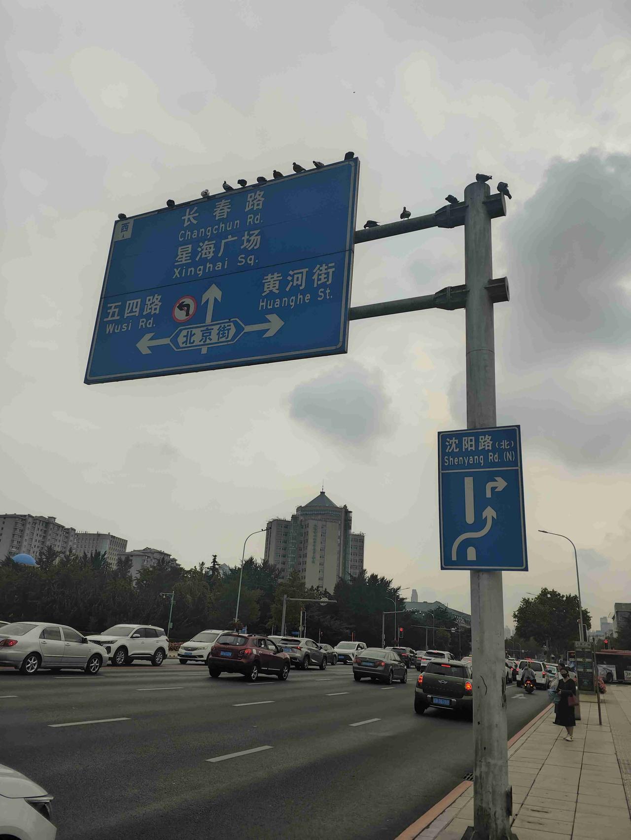 我的今日状态：🥲强颜欢笑
我这里的天气：🌤️多云

大连人民广场打卡指南！路