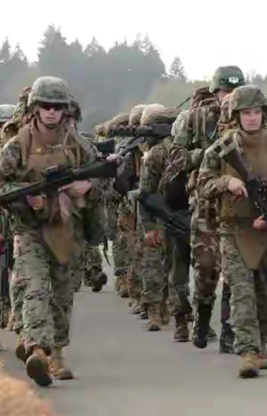 这几天尽忙着杂事儿，没有看电视，今早突然看见电视上的特朗普，禁不住大吃一惊。这才