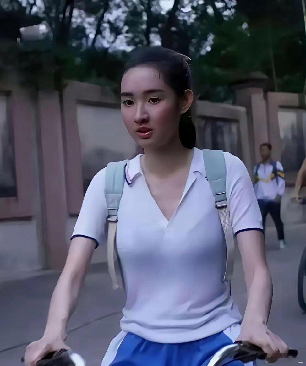 王玉雯这个是校服吗？这导演也太歹毒了吧 