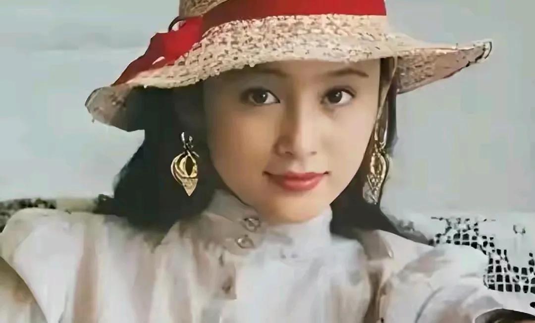 陈红这身打扮土土的，全靠颜值撑着，美人就是不一样，怎么穿戴都好看。