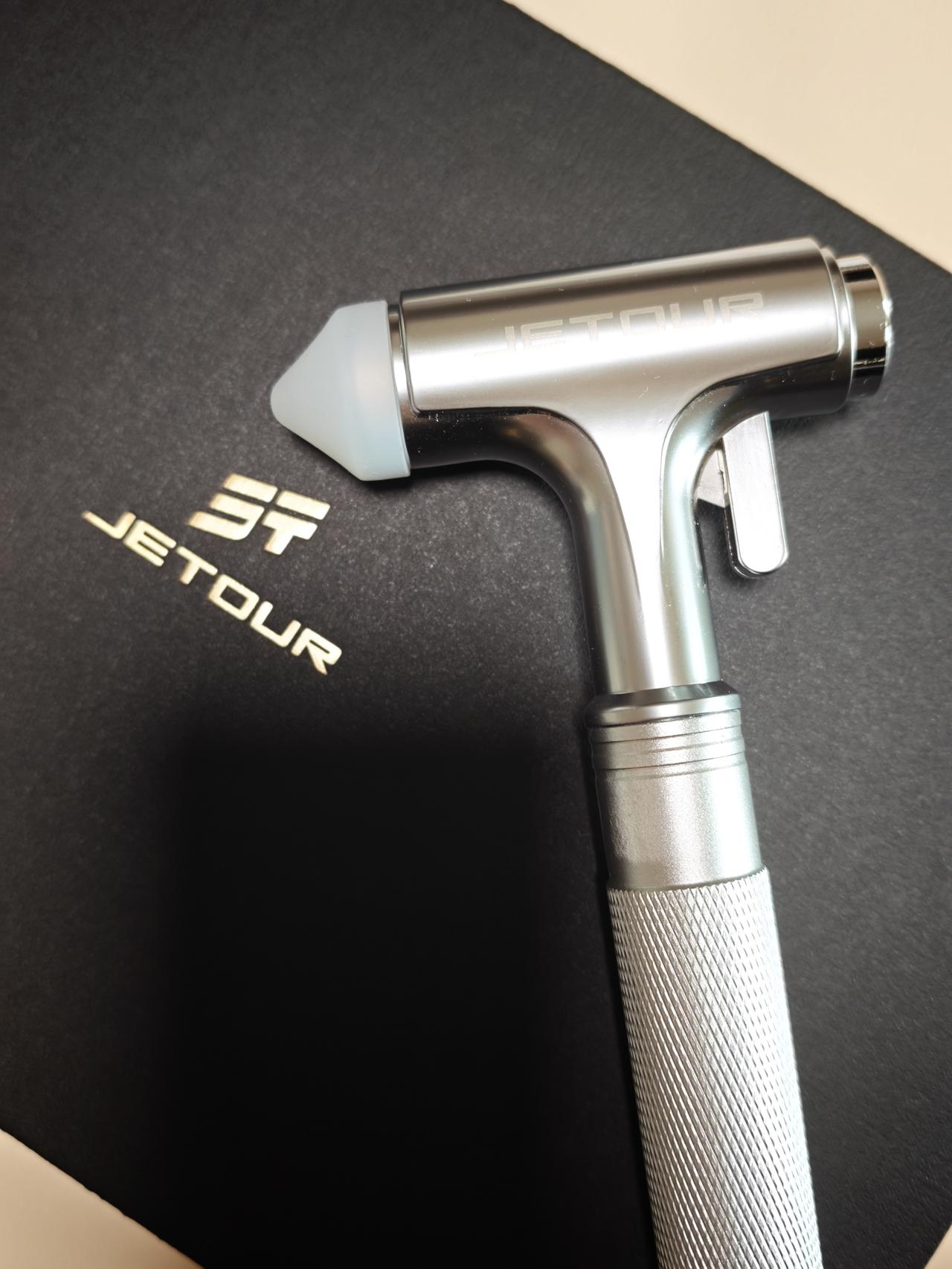 参加2026款捷途旅行者上市发布会，在现场扫码获得的捷途牌安全锤。
看着很精致，