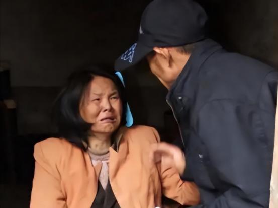 2001年，山东单县，43岁光棍在街头捡回一位截瘫女子，不料，女子半年后突然提出