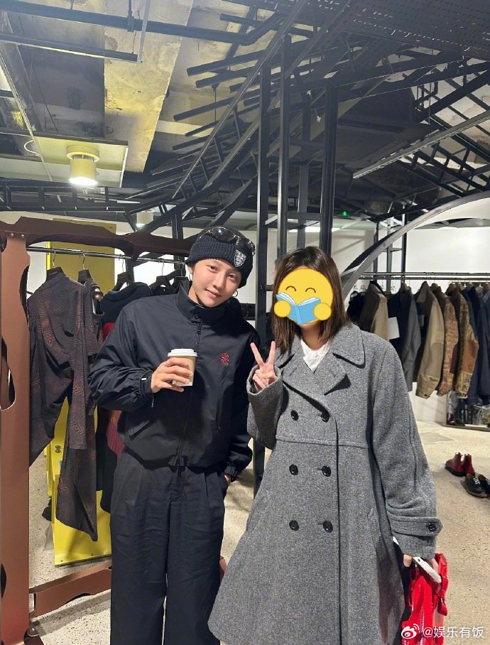 路人演我偶遇刘雨昕 机场路人完美演绎粉丝偶遇刘雨昕的真实反应：先是疑惑“这是谁啊