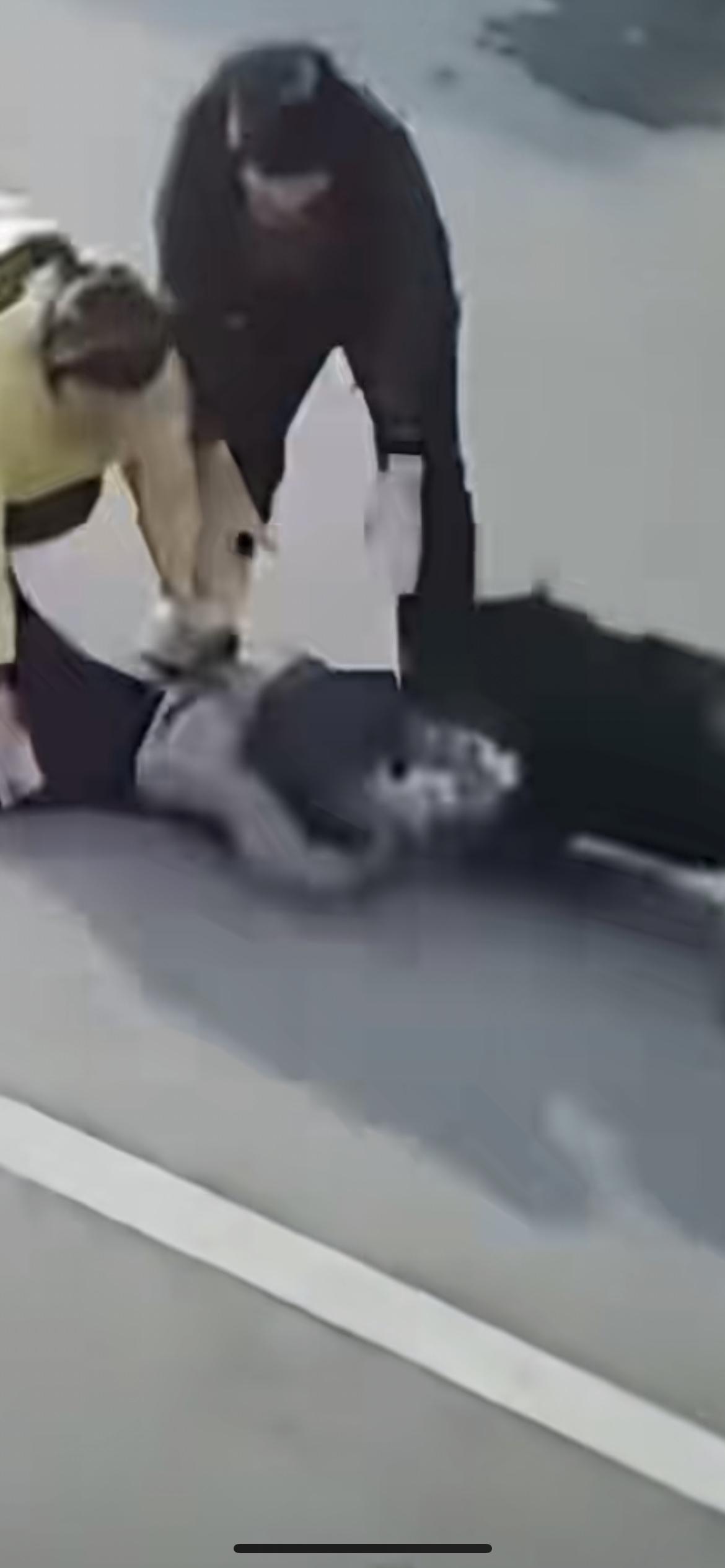 3月8日山东临沂，一只未栓绳恶犬当街袭击咬伤多人，扑咬一名小孩将其拖行数米。附近