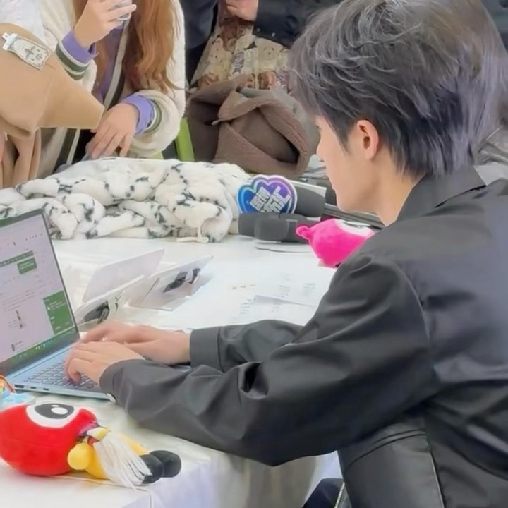 檀健次你会做表格吗？能不能帮我做？我猜他不会 