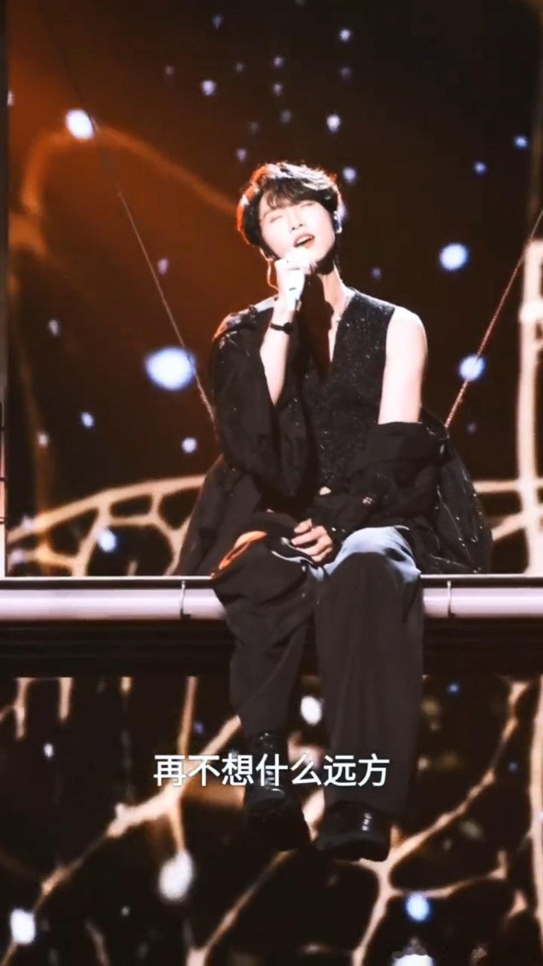 赵磊全开麦无垫音舞台张极这波全开麦太敢了！《野心家》唱得又稳又有劲儿，浑厚嗓音穿