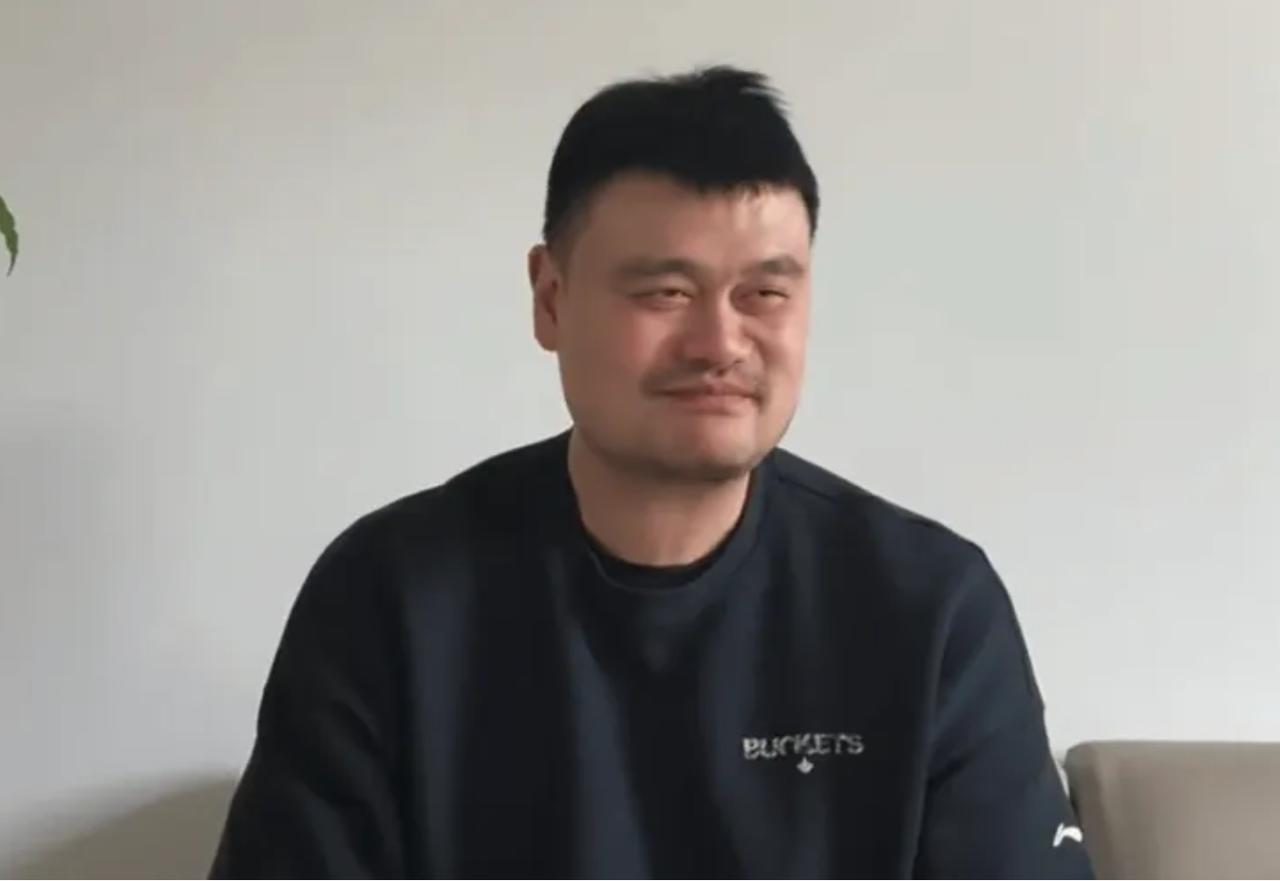 姚明给王治郅送上了祝福！
中国篮球名宿王治郅，正式成为了FIBA篮球名人堂的一员