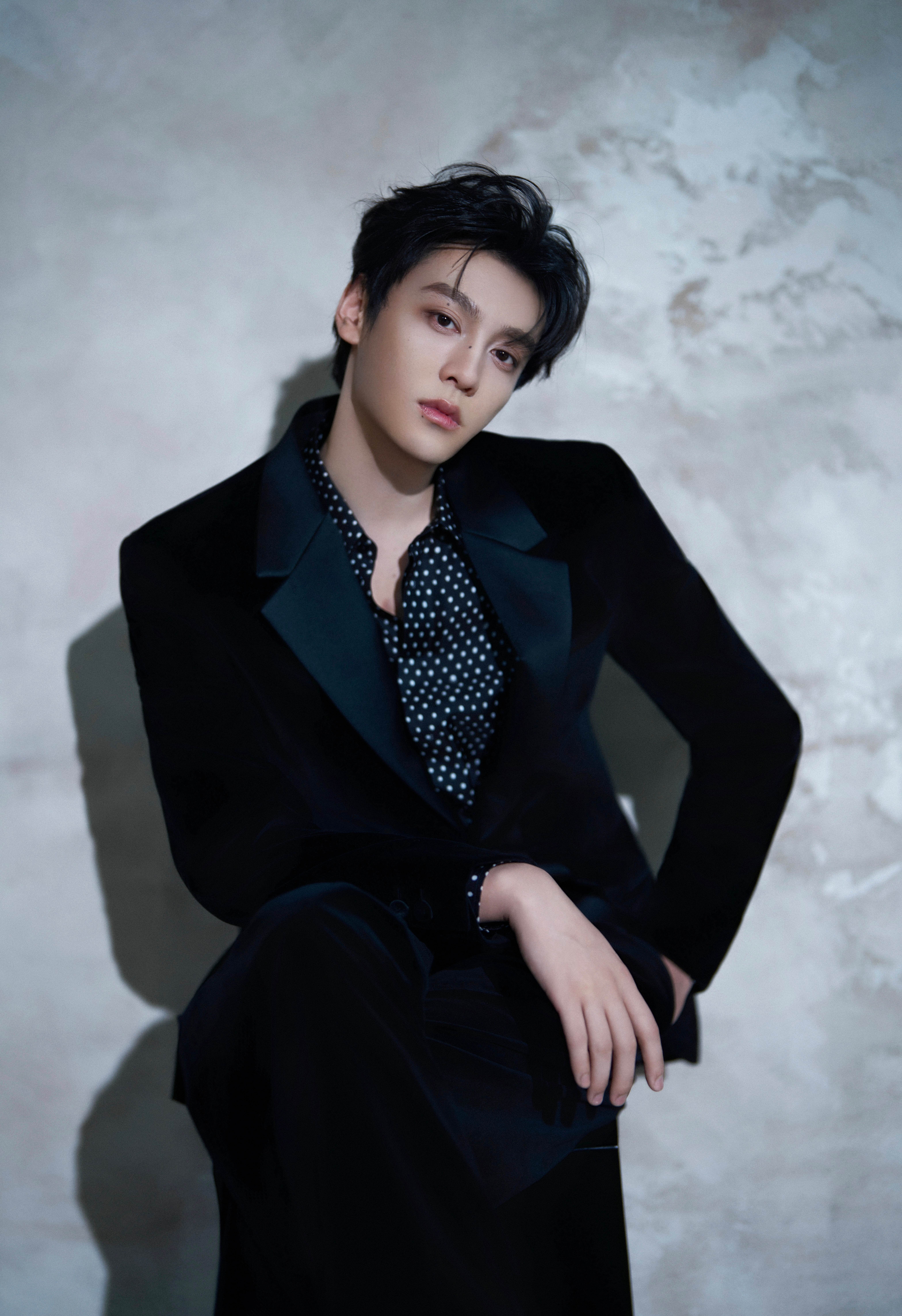 田栩宁｜FENDIFENDI Man 再上线 ，来自小田的一组造型新片 ，以全套