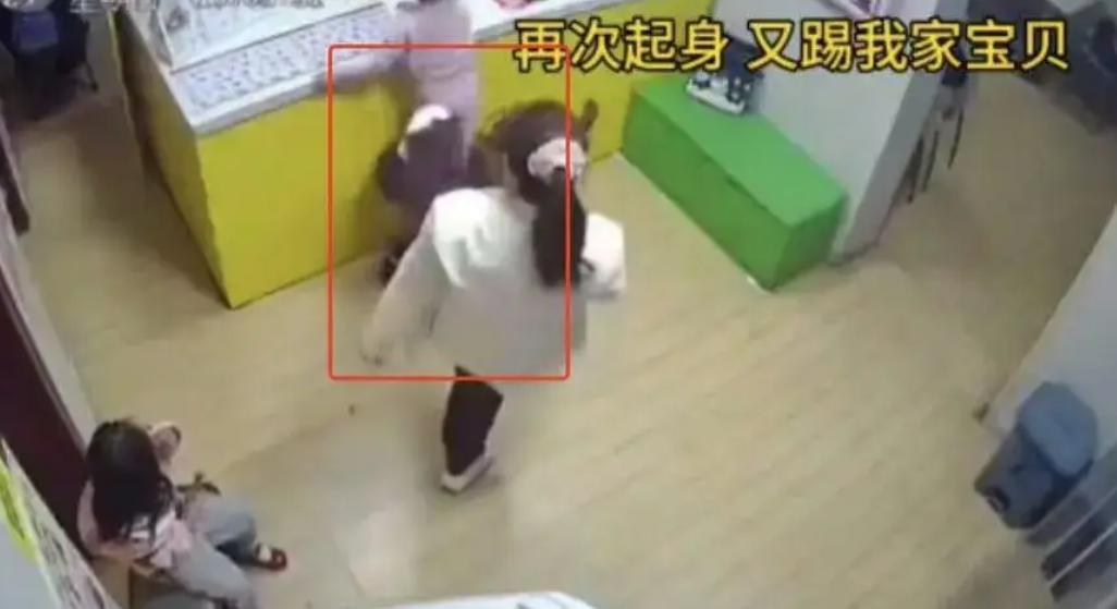 河南，一名4岁女孩独自去汉堡店买汉堡，结果在等餐时，多次被一名陌生女子踢踹，家长