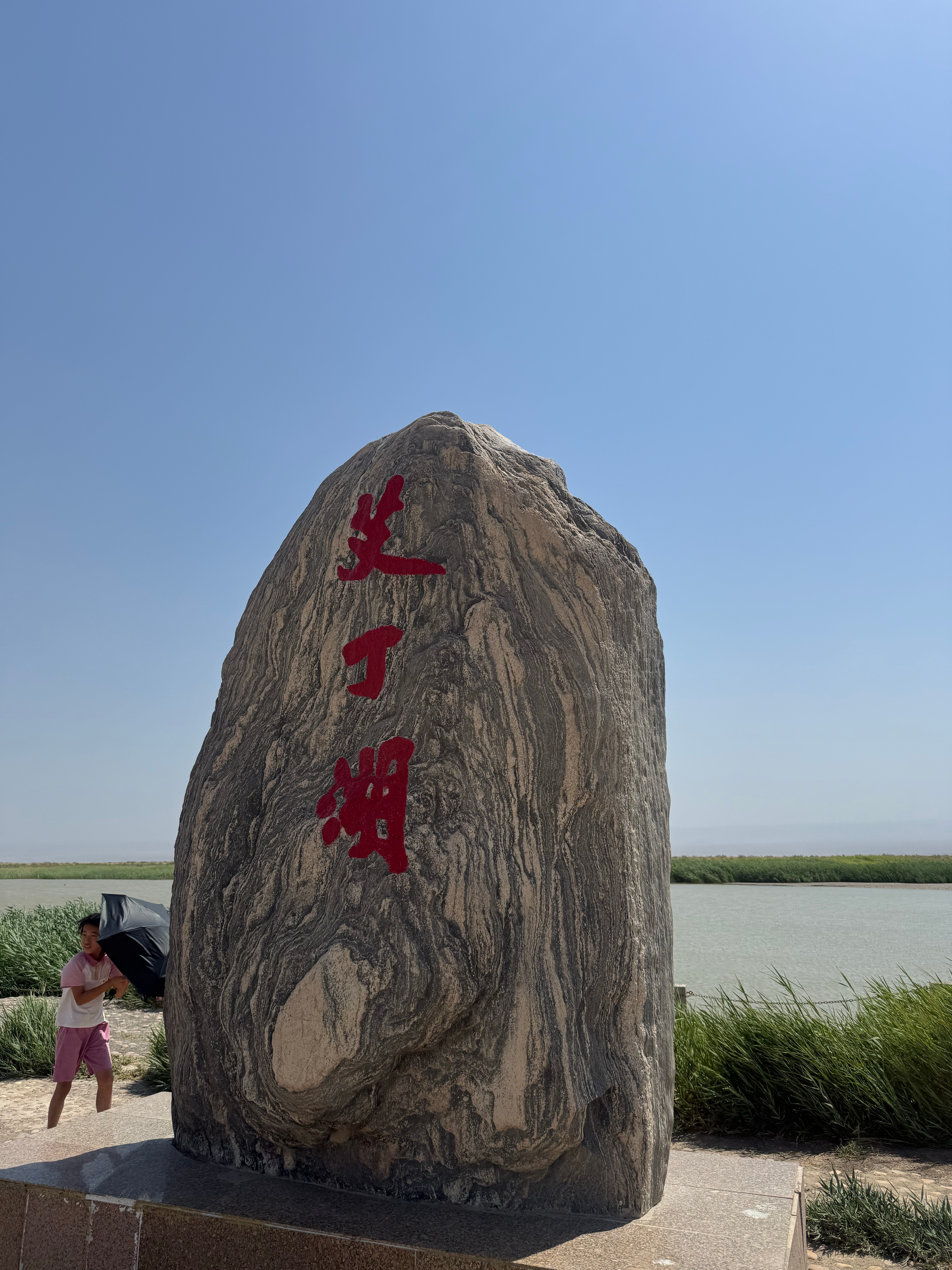 热情好客的吐鲁番网友带我们来艾丁湖小陈下来后说：这跟东北桑拿房一模一样啊东北那个