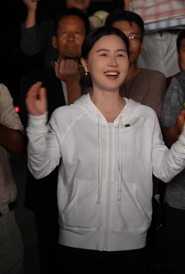 相宜从未停下助农的脚步，国庆节这一天她特意发视频为祖国母亲庆祝！她祝愿伟大的祖国