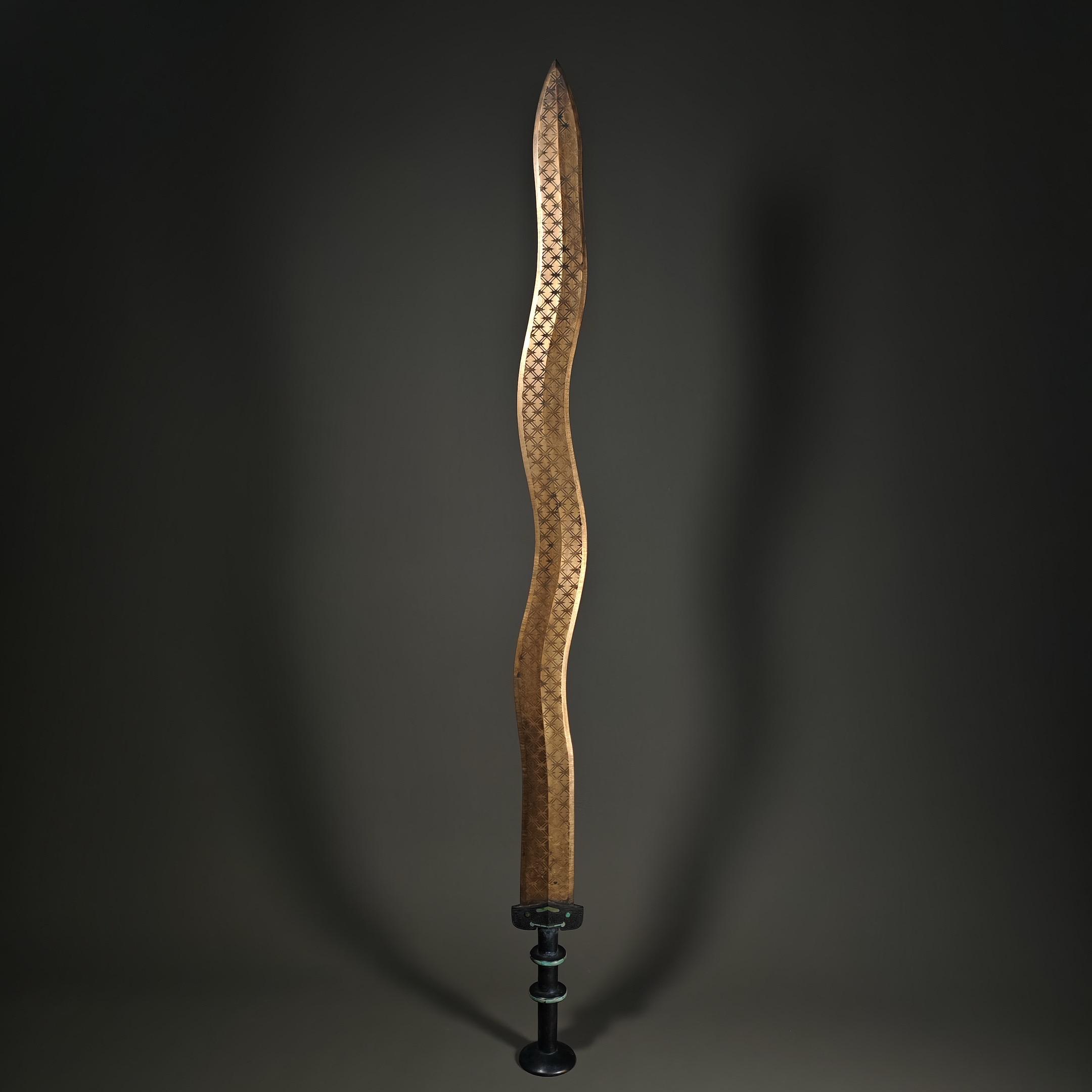 青铜蛇形剑。古铜剑，是中国古代的一种兵器。青铜剑是在早期商朝时期由青铜...