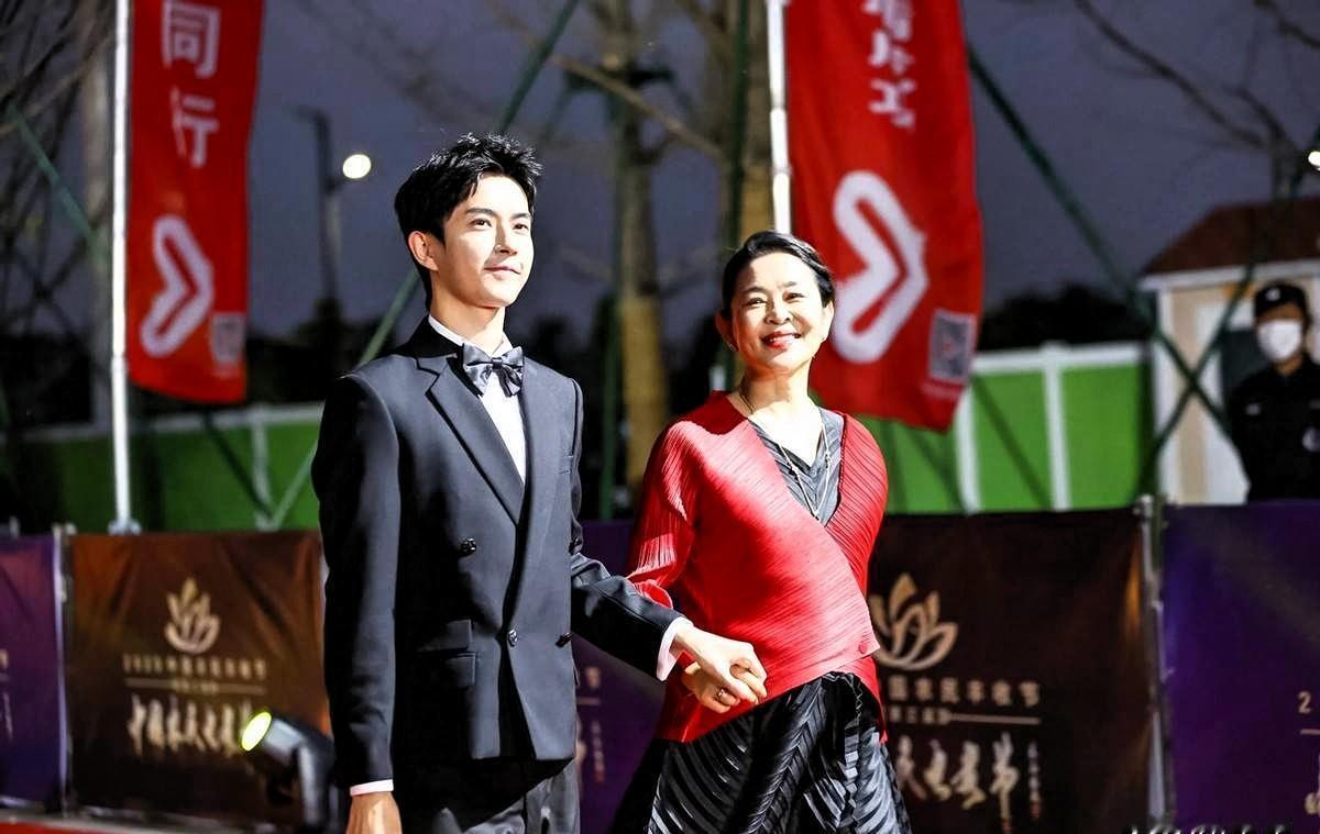 倪萍身边那个总不出声的男人，不是老伴，是导演。
二十多年，一起拍片子，一起扛机器