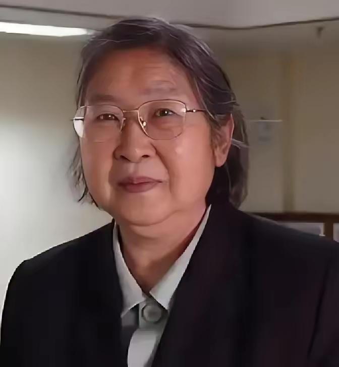 1996年，一份盖着中央军委公章的通知，被送到北京一处普通居民楼里。通知上写得明
