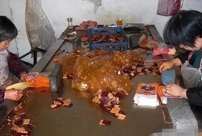 毒鸡爪、假外泌体、增高骗局，这些被曝光的案例，看似是孤立的黑心操作，背后却藏着行