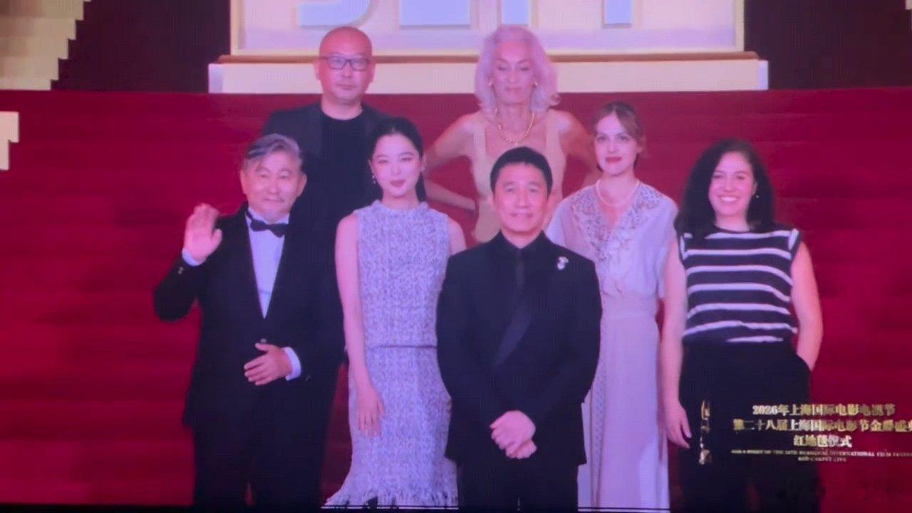 梁朝伟刘嘉玲这段笑点太密集了是评委会那边等着要拍照吗，梁朝伟咻的一下就跑了哈哈哈