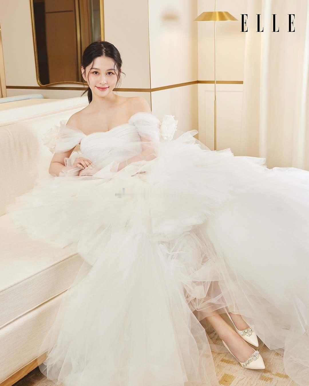 「最美星二代」沈月 初登《ELLE》封面 ​​​