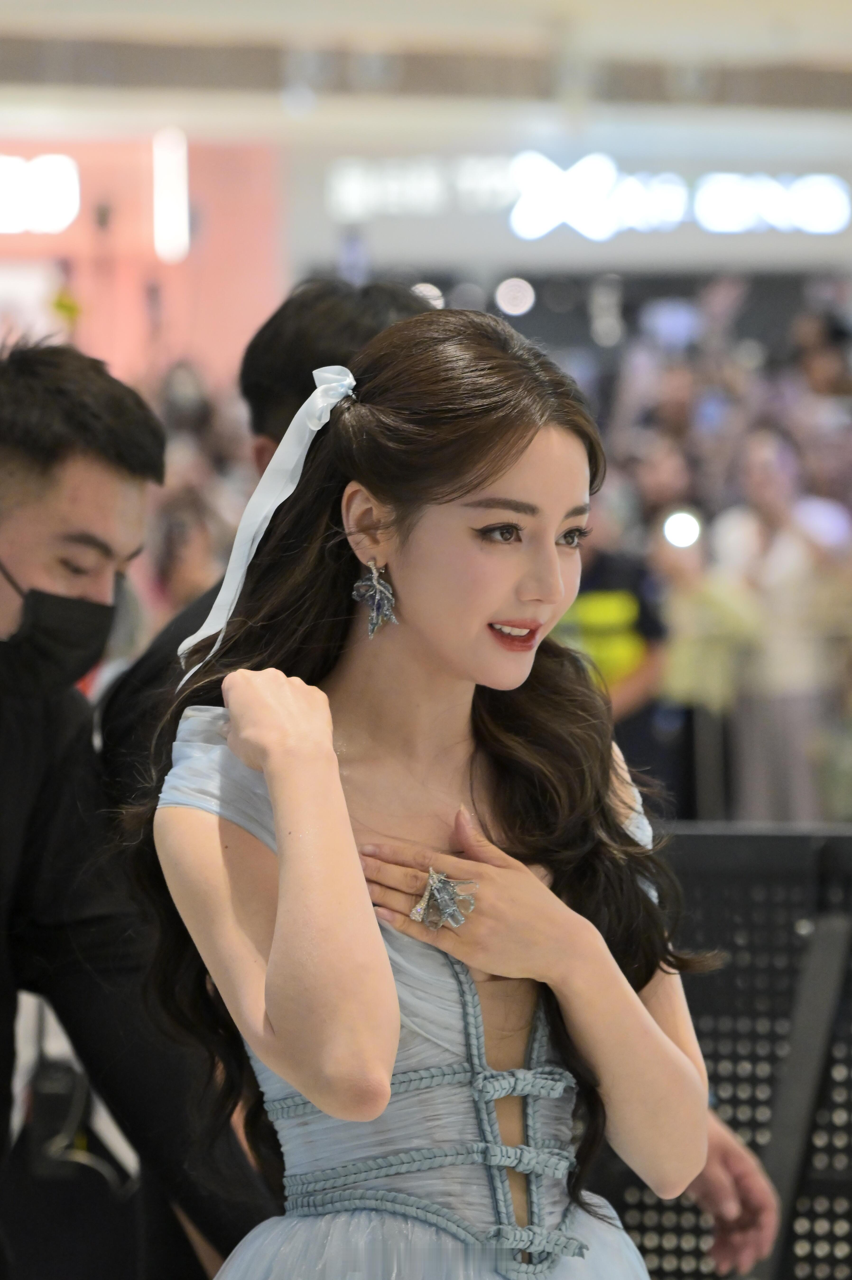 迪丽热巴琉璃鸢尾迪丽热巴今日活动生图 