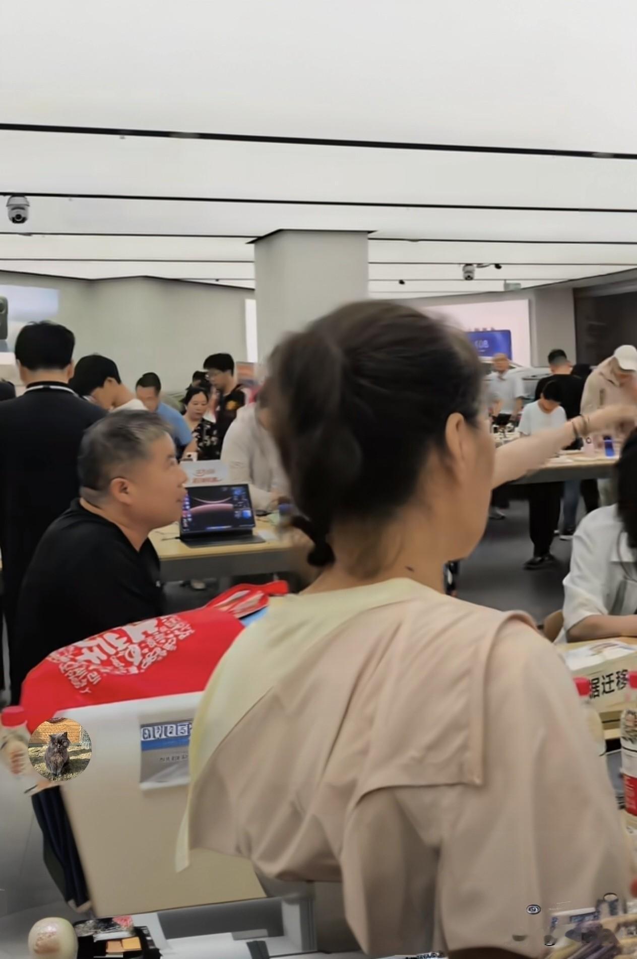 昨晚去逛商场，忽然发现手机店里比原来热闹了很多，OPPO，小米、华为等国产手机店
