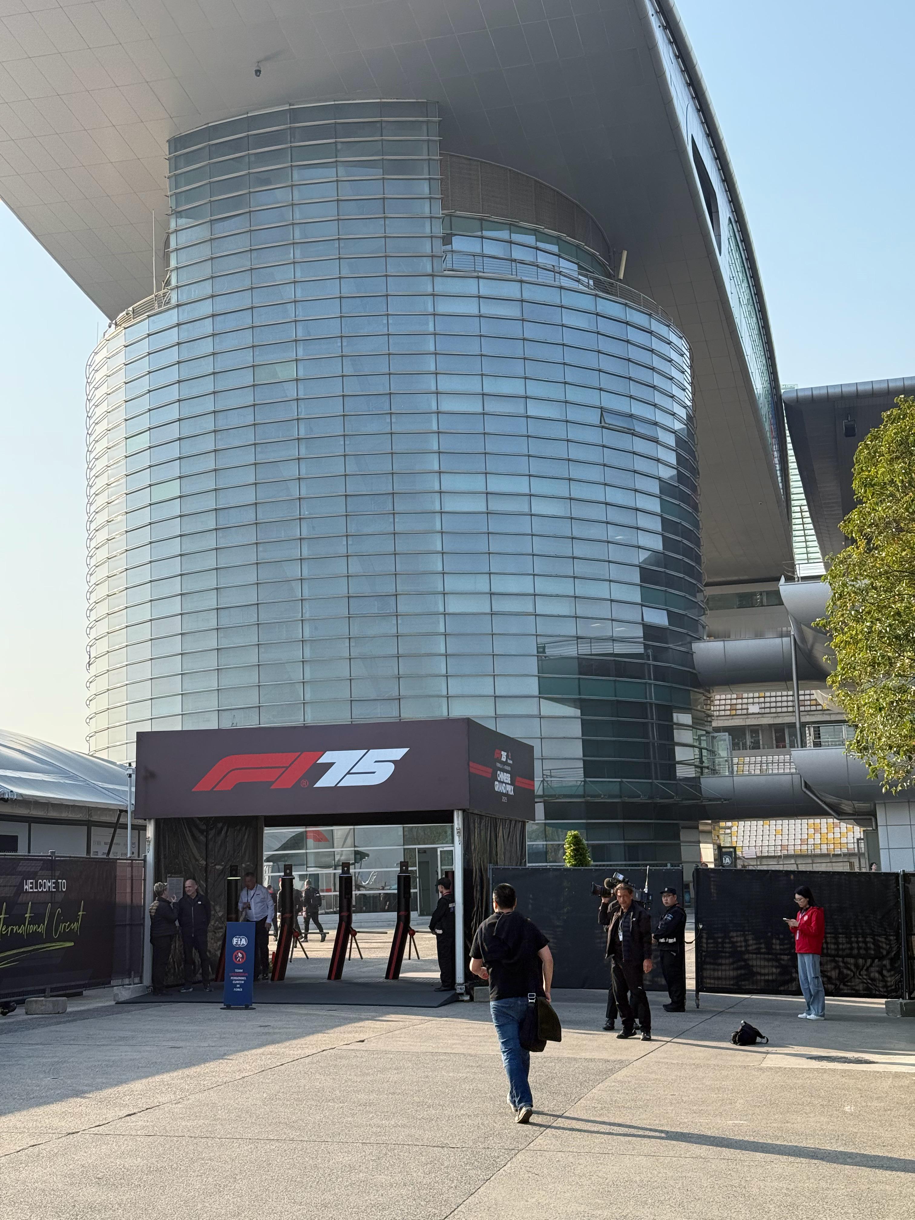 F1 周六上班打卡，遇到劳森进门。2025F1中国大奖赛  ​​​