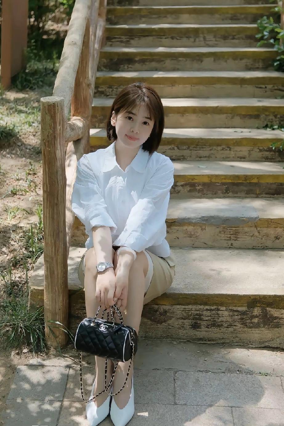 《两种习惯……思考和行动》

把思考磨成一枚透镜
对准生活里横生的枝桠
那些如乌