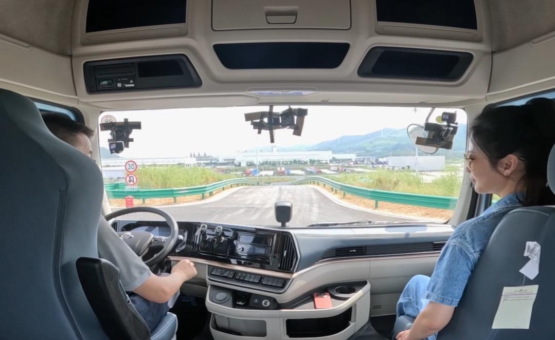 央视直播揭秘智造的硬核真功夫未来已来！无人驾驶集卡已在港口智慧作业，通过“车-路