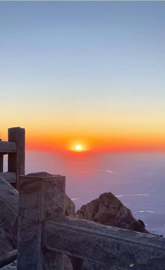 【吟夕阳】
远山落日天际边，
万里金光映霞烟。
莫道夕阳催人老，
不待扬鞭自向前