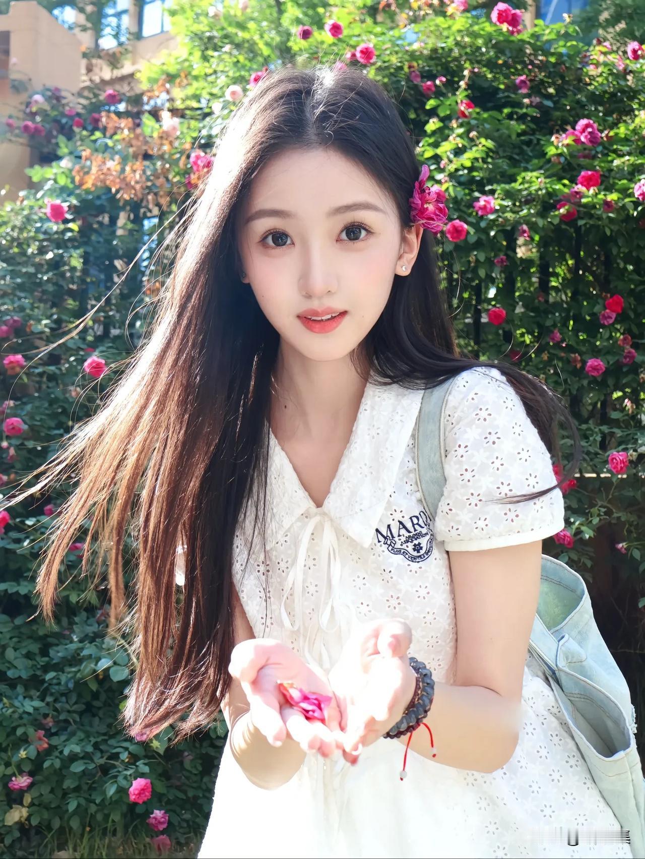少女在花丛中，手捧一朵粉玫瑰，阳光洒满脸颊。