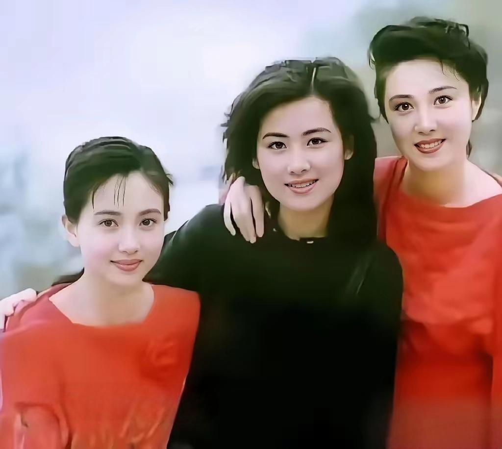 八九十年代纯天然三大女神！
左边陶慧敏，右边傅艺伟，中间这位绝色佳人，能认出来的