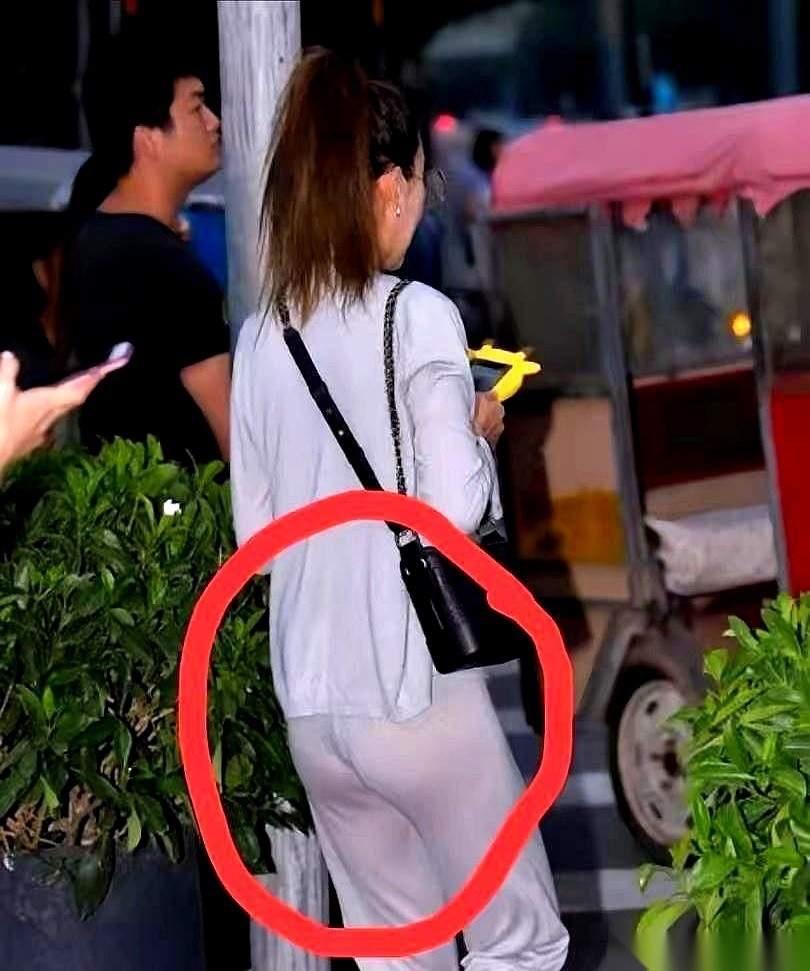 地铁偷拍露腰女孩骂伤风败俗，23账号被封后，12亿人喊穿得自由：偏见才是真失礼