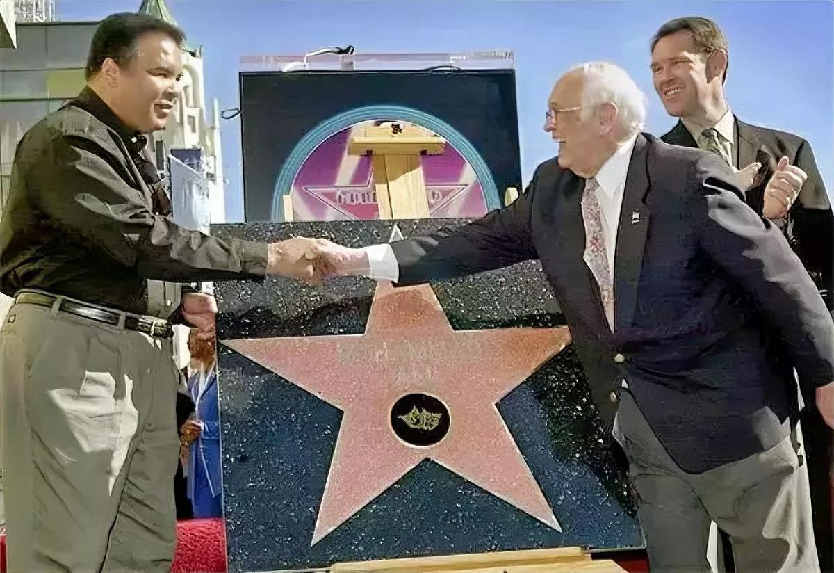 阿里 (Muhammad Ali) 是唯一一个不愿将名字放在星光大道地上的名人，
