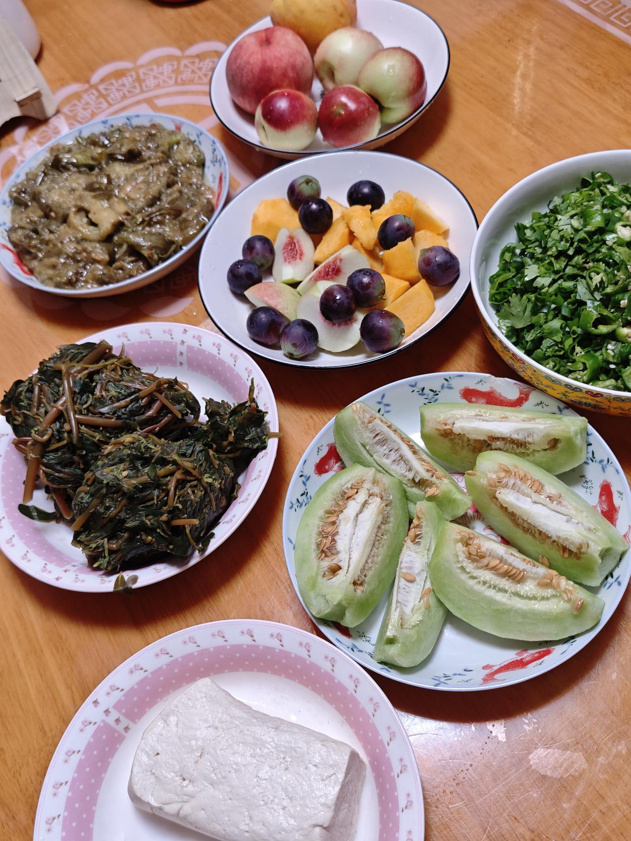 现在天热了，吃瓜也最热衷八里香鲜瓜了。早上买了几个，回来一吃那味道又甜又脆。好吃