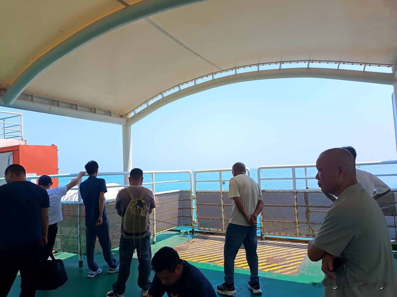 今天坐船离开海南岛，结果我和司机老公没能坐上同一条船，我先走了，老公和车乘坐下一