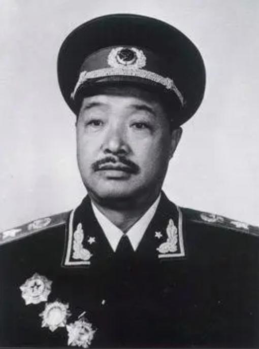 两把菜刀砍出一支军队，百步穿杨打遍湘西无敌手。可就是这么一个军中公认的神枪手，1
