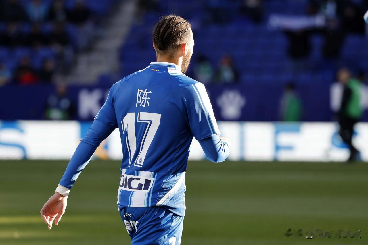 他拥有中国血统
他随巴萨夺得过国王杯冠军
他曾经是西乙金靴得主
他也是第一位征战