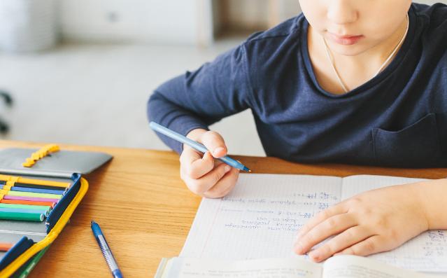 山东枣庄，六年级学生没有完成作业，老师没打没骂，叫他到走廊去补，半个小时左右回到