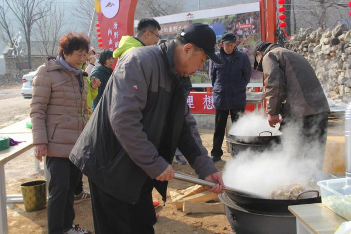 大锅菜飘香、蒸馒头上笼……来济南南山百年古村沉浸式体验过大年！2月4日，济南南部