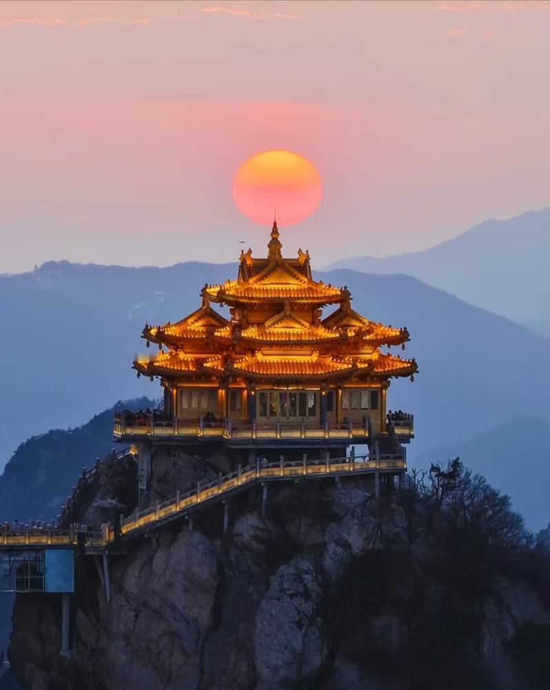 五一提前从老君山下来，花了1600，终于明白了3件事：

真的别以为坐了两段索道