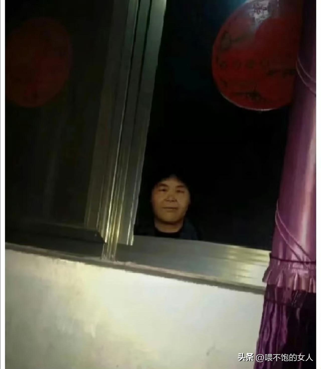 哈喽！
粉丝们，看到这张图片，你们怎么没有反应呢？你不认识她是谁吗？[捂脸][鼓