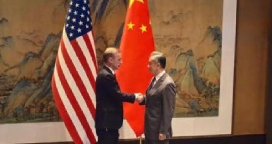 急报！新加坡受访者一句“我会支持美国”，敏感话题被推到台前！
 
据最新报道，新