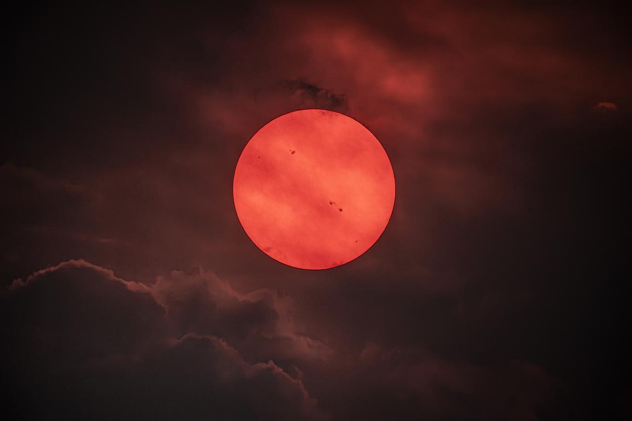 分享图片：野火烟雾中的红日。来源：NASA网站。

太美了。

这张太阳照片，拍