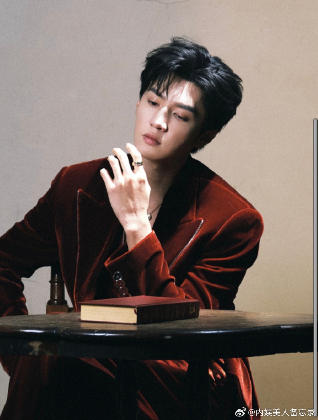 帅成这样！我以为是时尚大片今天来hi6看陈哲远啊，家远可以常驻不，又帅又爆梗。 