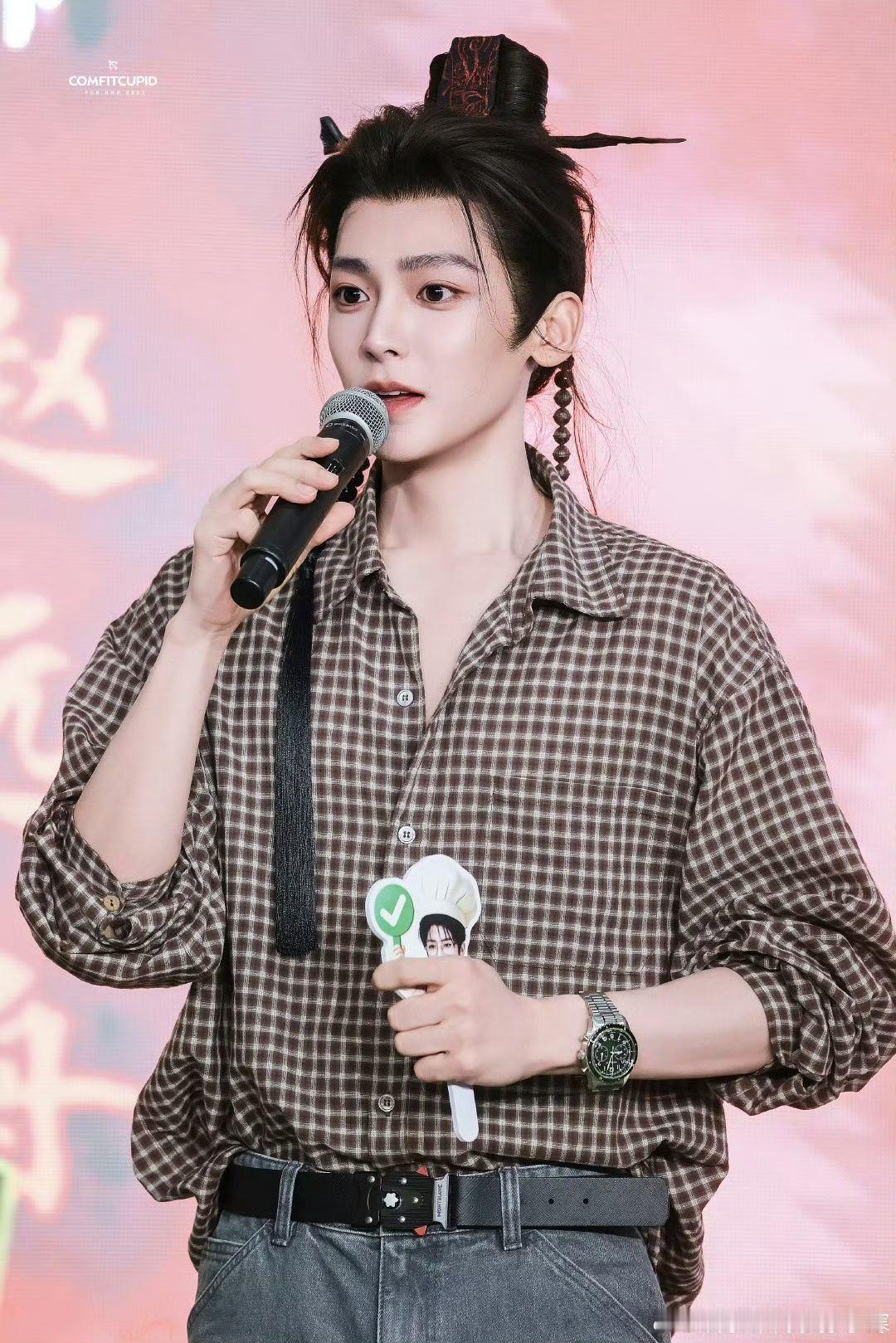 侯明昊的“念相思”出妆造型太有代入感，素色衣衫衬得妆容愈发清雅，眉眼神态间带着淡