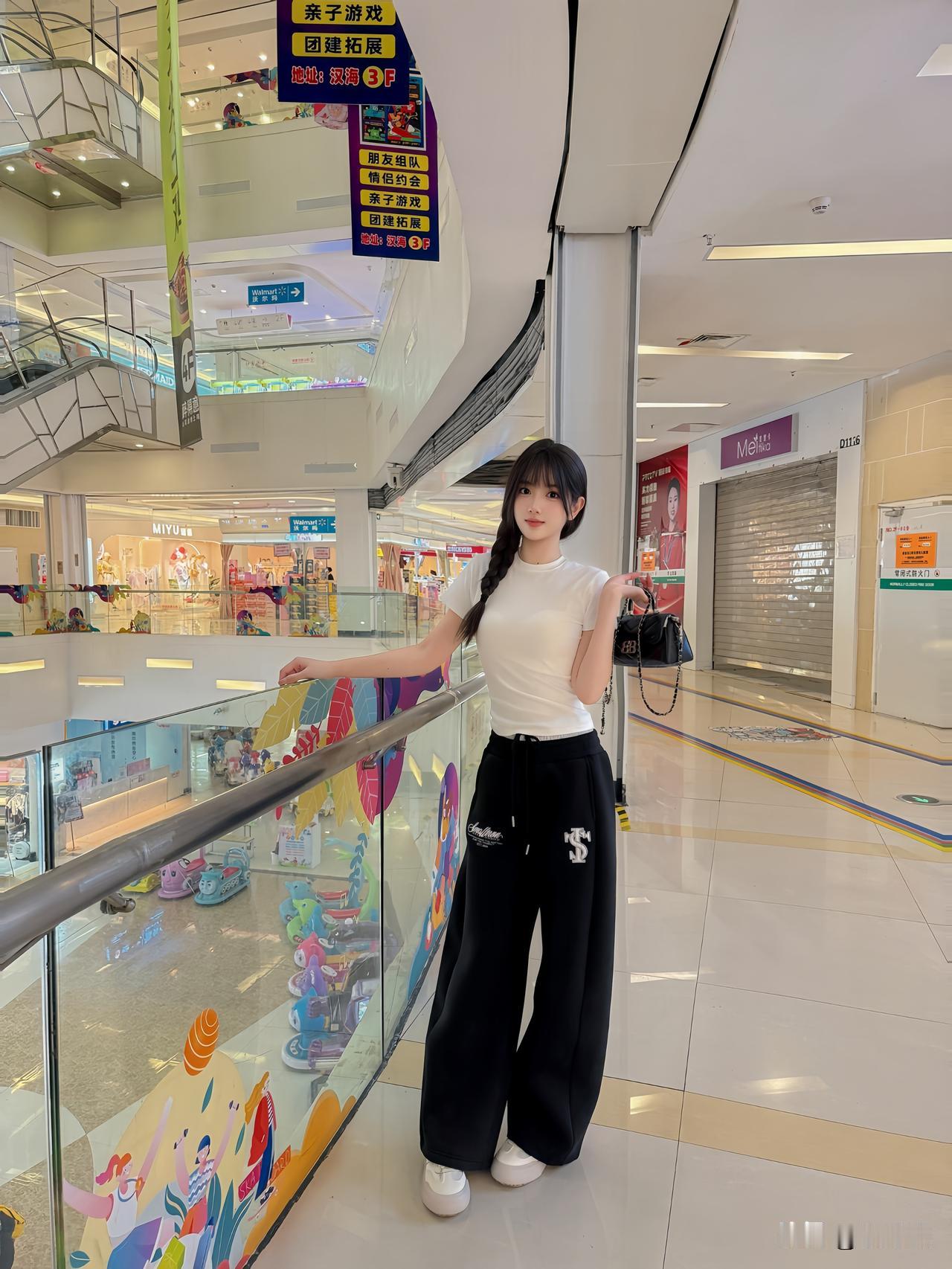 治愈系小店碎片日常
一身松弛感穿搭逛遍好物货架
软萌玩偶治愈所有不开心
简约基础